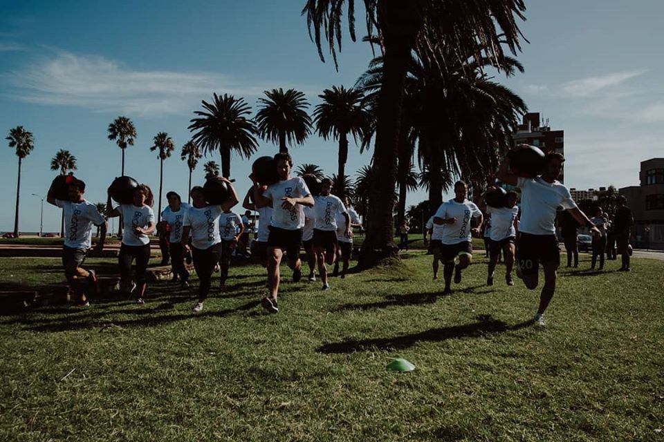 Comunidad BeCross entrenando al aire libre